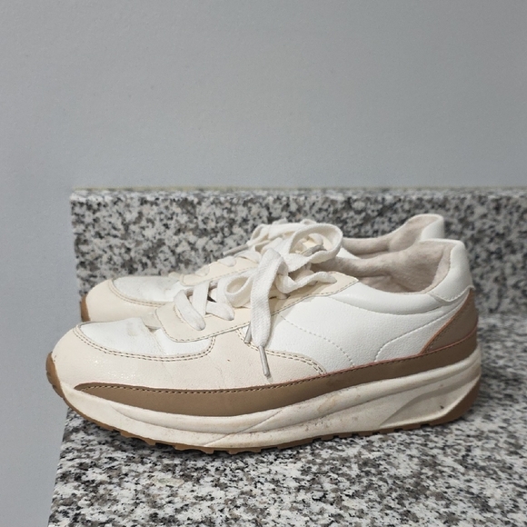 Cushionaire Women's White and Tan Sneakers - Picture 8 of 16